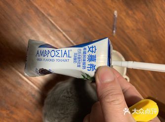 今天看见我们喝酸奶，抓着我们的脚，死命要吃