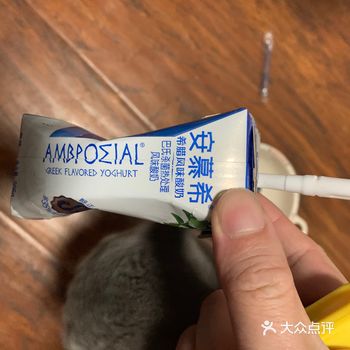 今天看见我们喝酸奶，抓着我们的脚，死命要吃