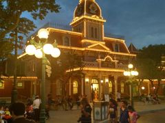 -小镇影院迪士尼小熊Duffy与他的朋友合影地