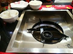 菜没来，先上了两碗白干饭。。。怒了-自贡好吃客(科华店)