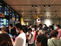 等位区-麦当劳(中山公园龙之梦店)
