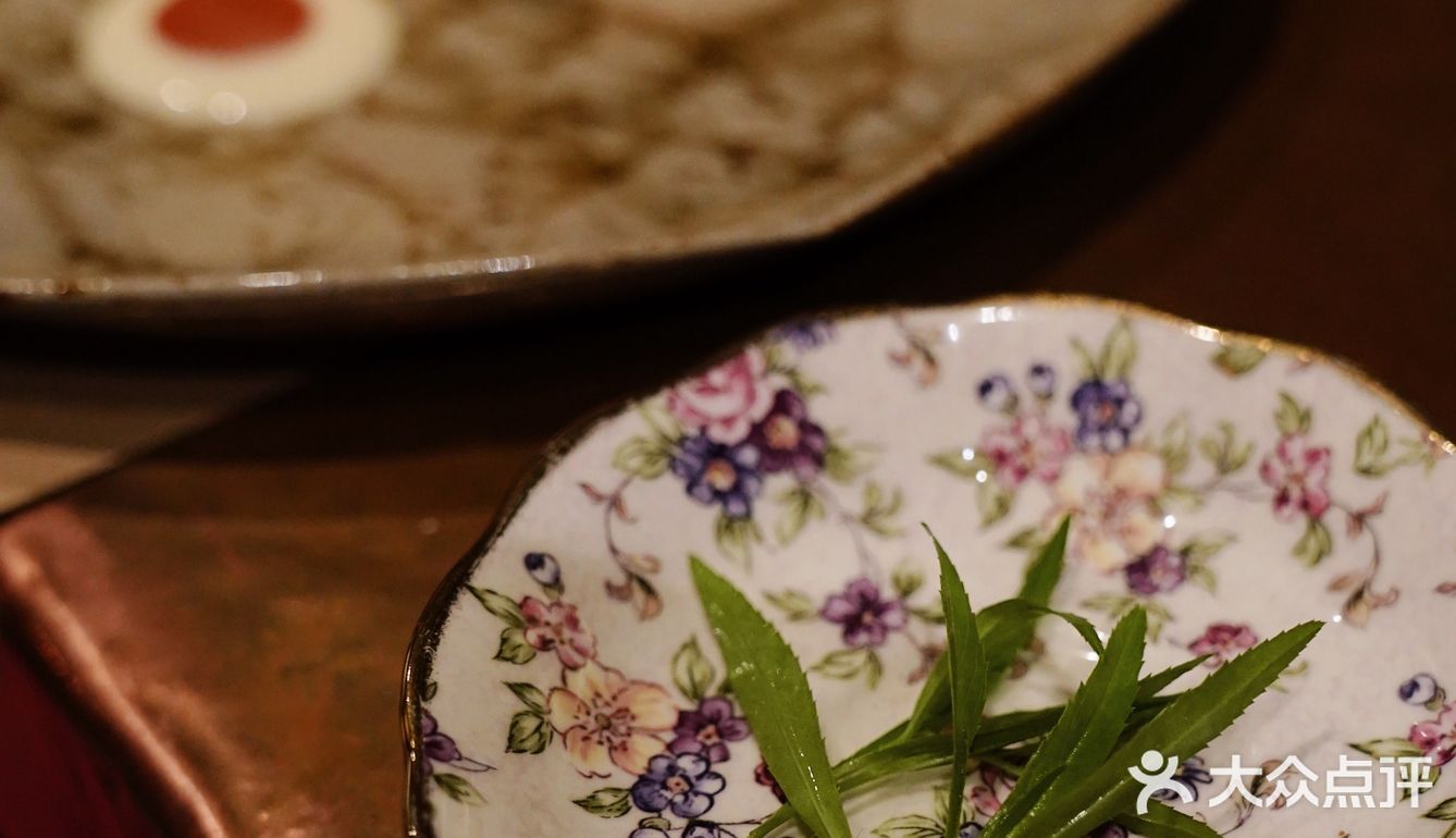 搭配煎蛋造型的迷迭香和芒果酱 萌！