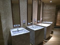 游泳池淋浴间-青岛银沙滩温德姆至尊酒店