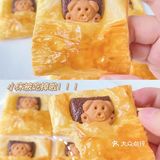 再将底部酥皮向上折起来，用叉子将边边压一下