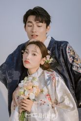 -现代经典婚纱摄影