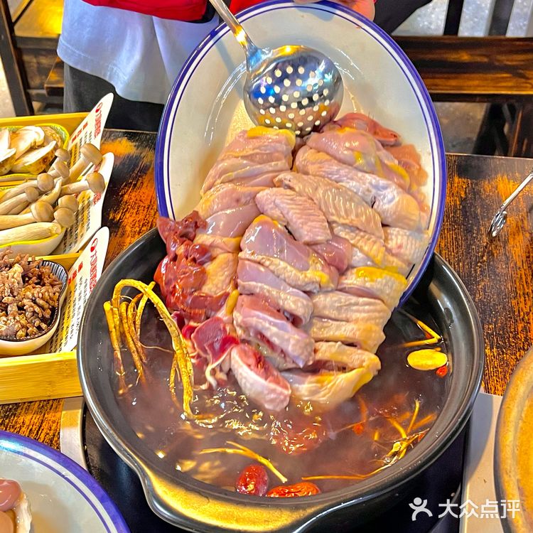 广州!这家鸡煲现宰现做,汤底甘甜到舔碗🥘