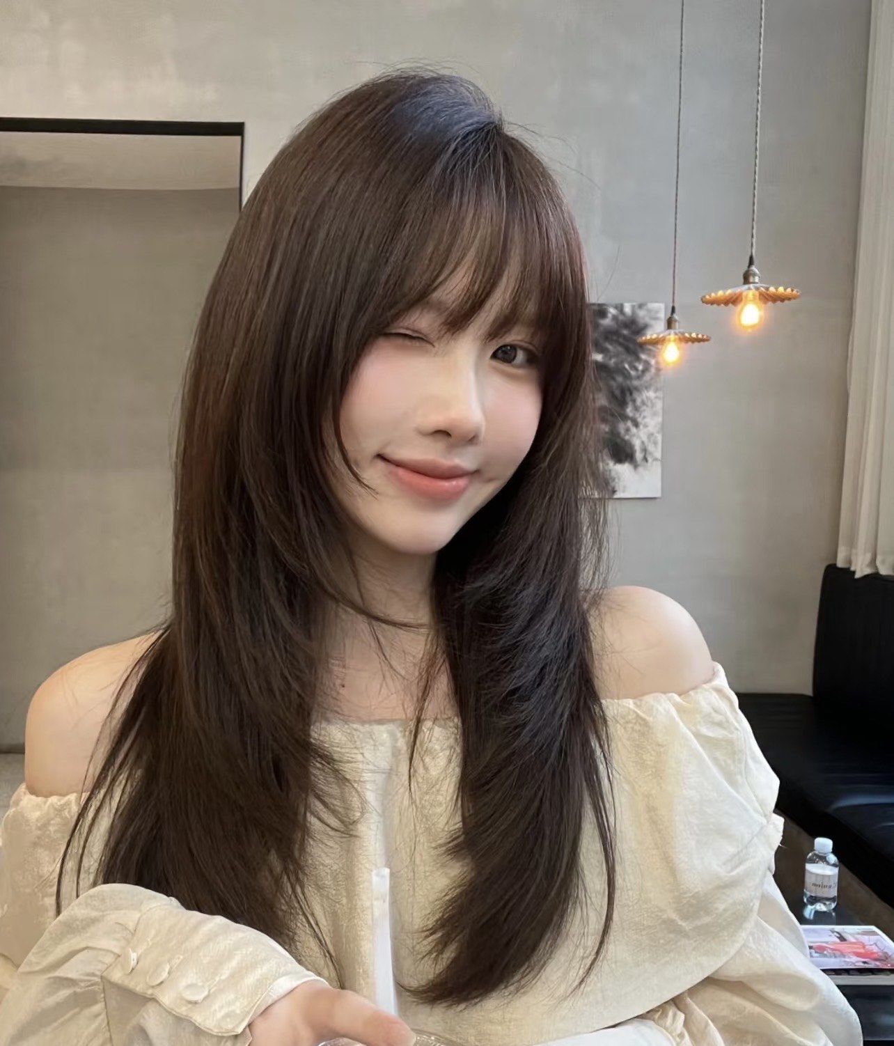 这款中长发,以甜美的法式刘海搭配高层次设