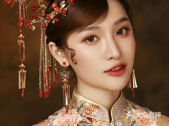 金色秀禾清新淡雅 建议妆容的色彩不要太多，可以用淡色