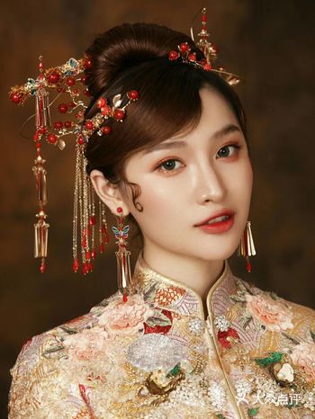 金色秀禾清新淡雅 建议妆容的色彩不要太多，可以用淡色