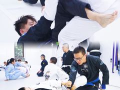 -菠萝格斗巴西柔术训练馆