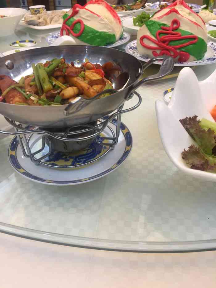 石岛山庄宾馆-"大厅感觉很高大尚,到房间的装修有点老旧了.