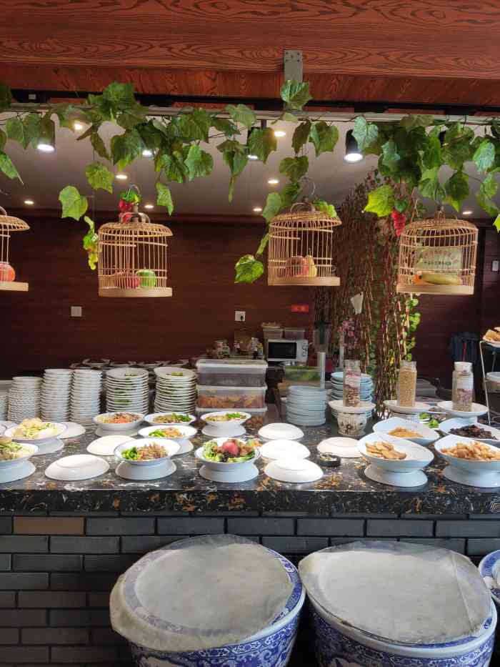 楼上楼饭店-"据说最近刚换了广东的厨子,菜的花样还是比.