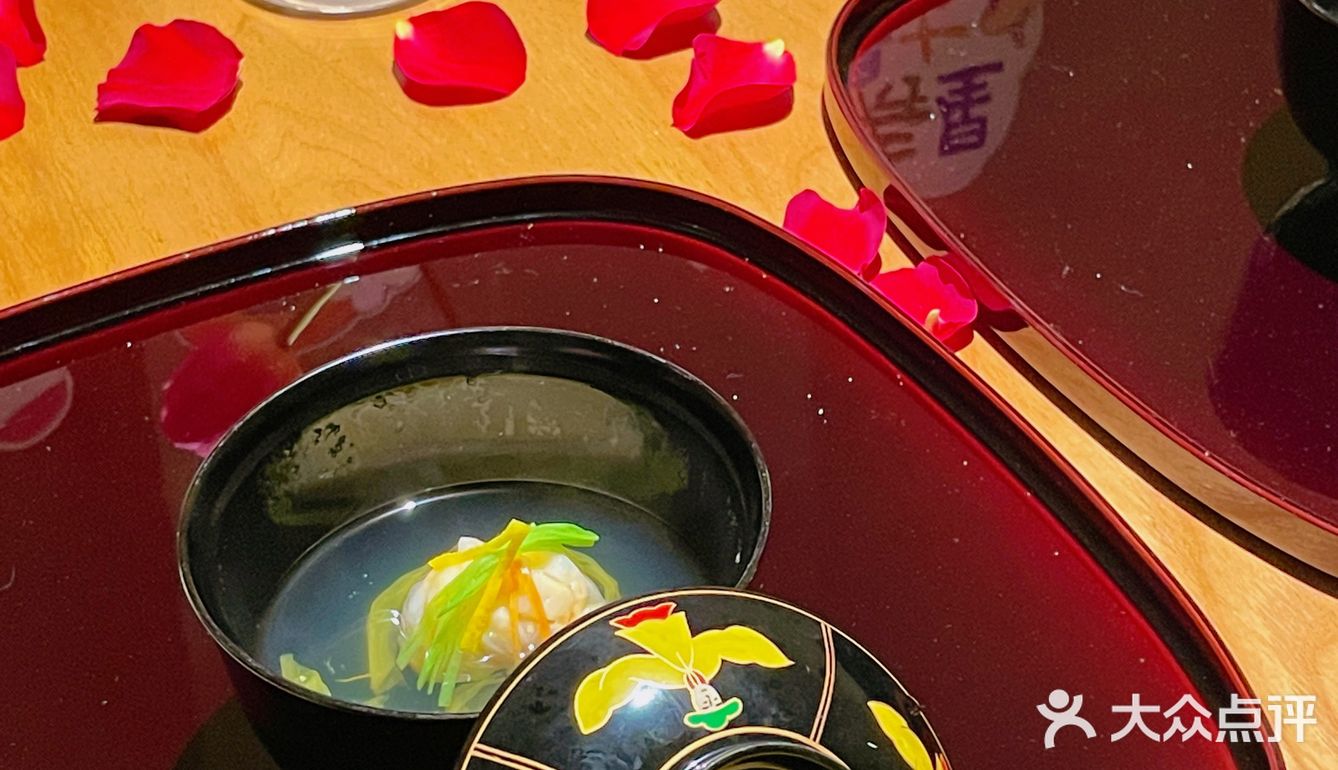 朋友👭庆生来岩喜日料，氛围感满满。
