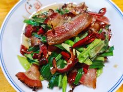 蒜苗炒农村腊肉-茅台镇网红溶洞餐厅·茅帮菜馆