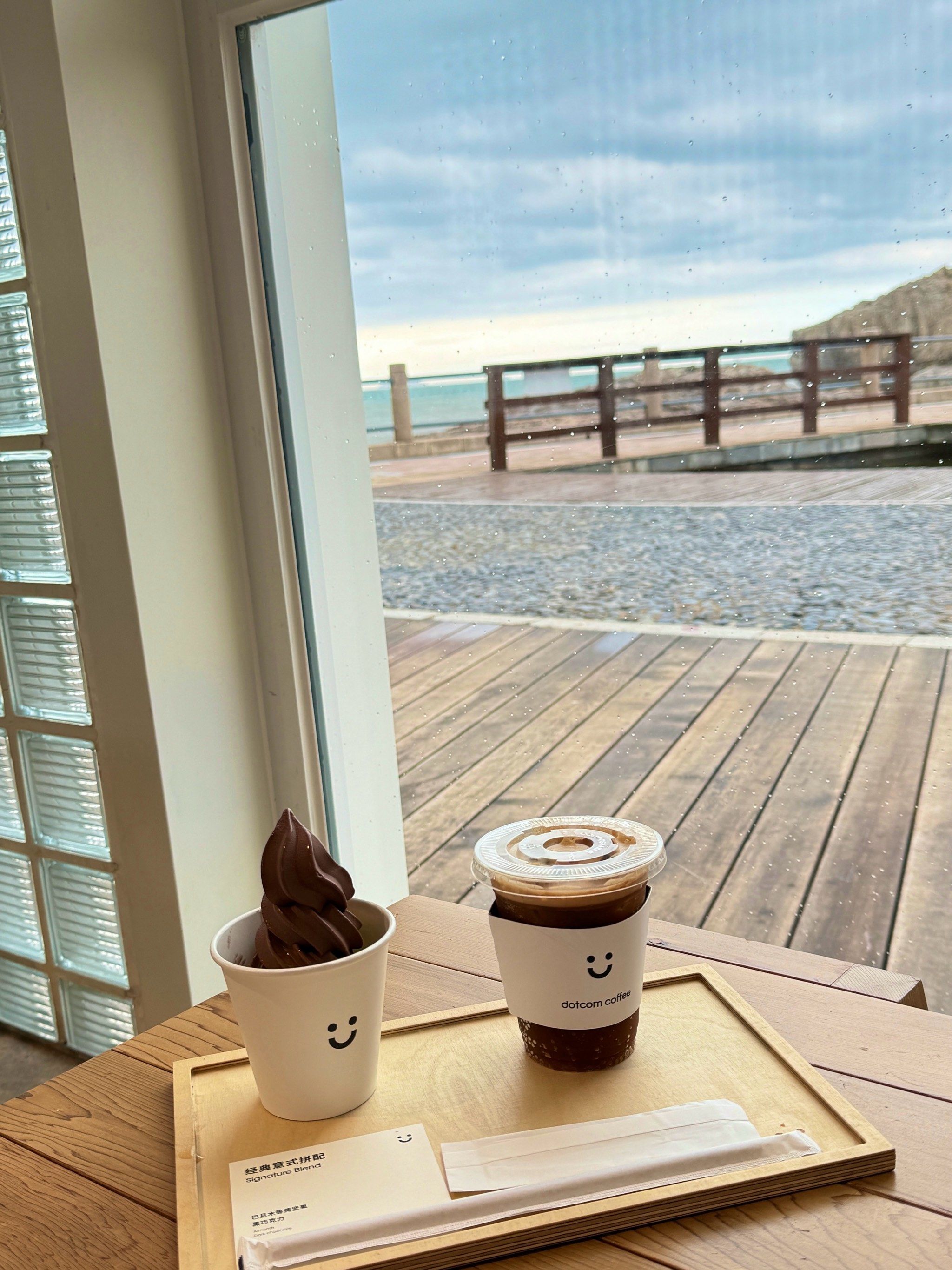 惬意的海边咖啡厅