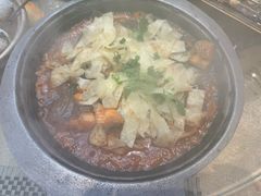 招牌石锅碟鱼头-九號院子海鲜烧烤