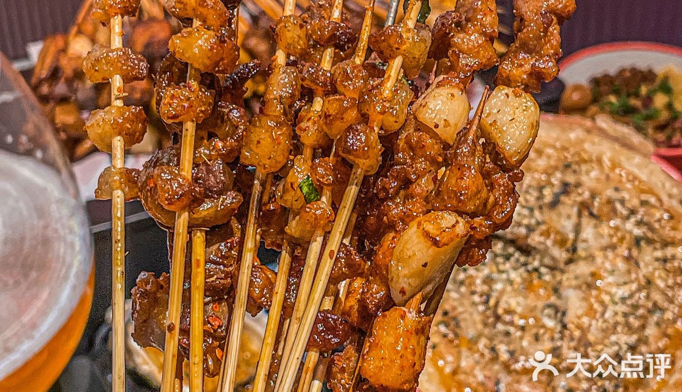 它这里的肉肠特别出名 用的是鲜肉肠先油炸后烧烤
