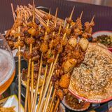 它这里的肉肠特别出名 用的是鲜肉肠先油炸后烧烤