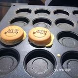 主打车轮饼和手搓冰粉。整好碰上今天店家做的红心火龙果