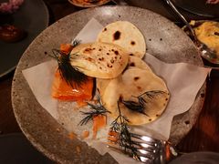 烟熏三文鱼配烤饺子皮和芥末籽酱-BOR Eatery(安福路店)