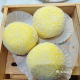 基围虾煮熟后，服务员会很熟练地剥开去皮