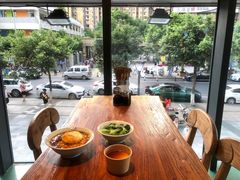 靠窗位-兵哥豌豆面(雅颂居店)