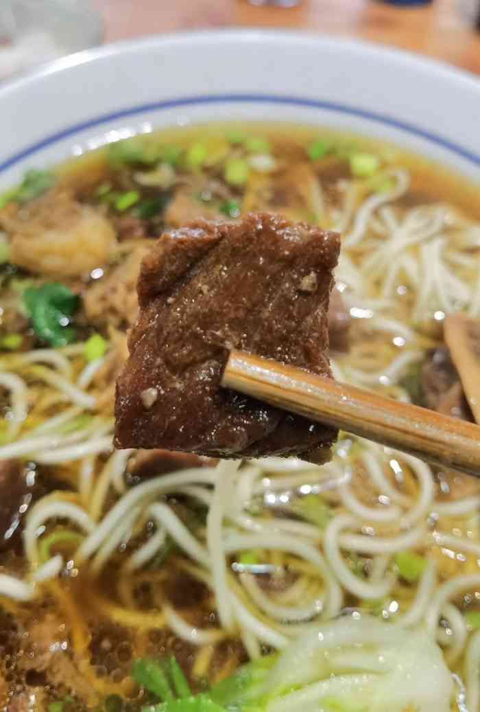 铁记带皮牛肉面-"新开的一家面馆,环境挺干净,中午去的人不.