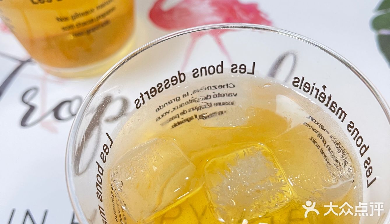 建议提前预约过去，店铺中间是一个大理石餐桌