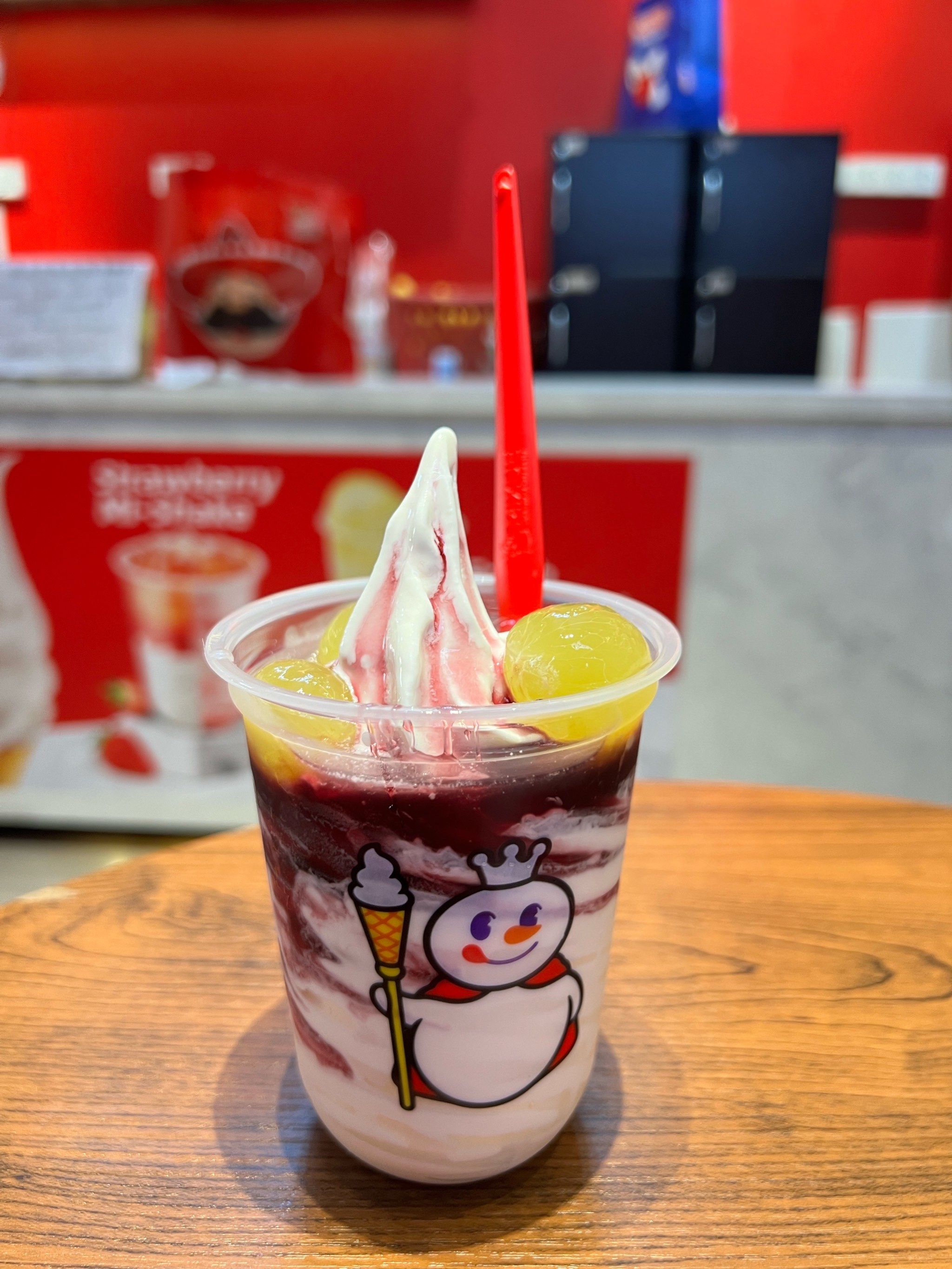 马来西亚的雪王!圣代里面有葡萄