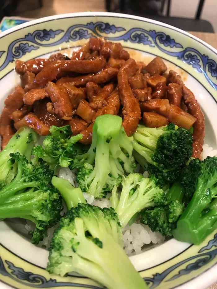 就在旁边的和合谷吃了一碗卤肉饭,嗯,好久都没吃和合谷的卤肉饭了,不