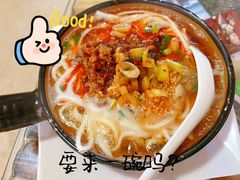 砂锅饵丝-巍山𤆵肉饵丝