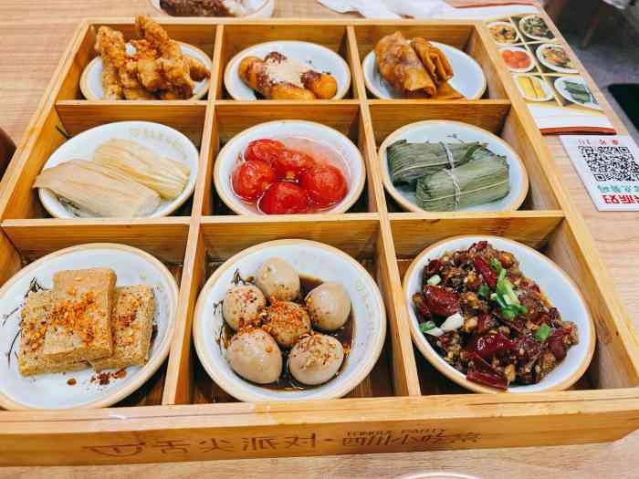 舌尖派对四川小吃集-"蛮有意思的一家小店,路过看到食客们点的拼.
