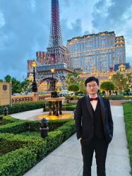 -现代经典婚纱摄影