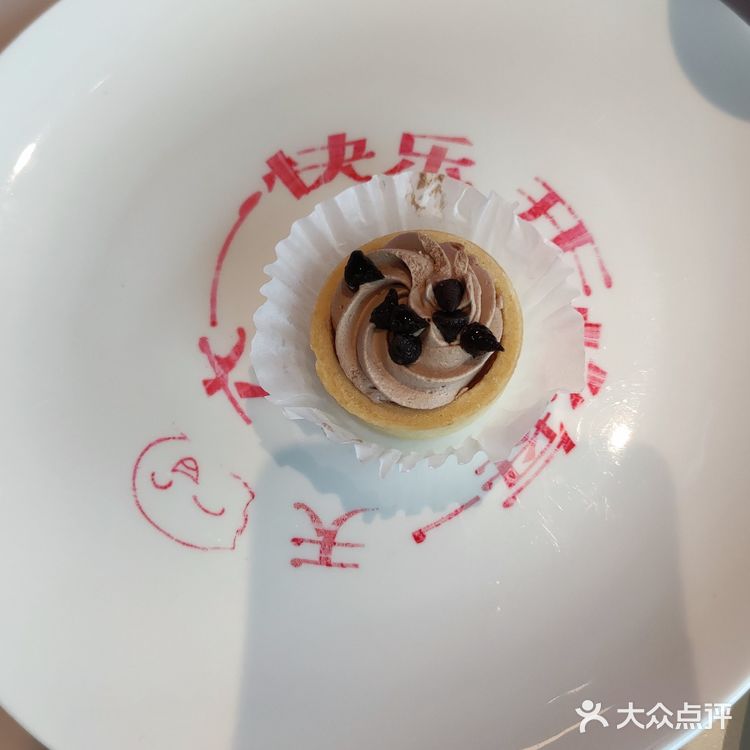 粤添湘这家餐馆就在酷车小镇旁边，那条街都是餐馆