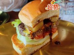焦糖烤菠萝牛肉汉堡-魏斯理汉堡(西安沣东吾悦店)