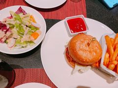 美式汉堡套餐-WOLFGANG PUCK KITCHEN & BAR(迪士尼小镇店)