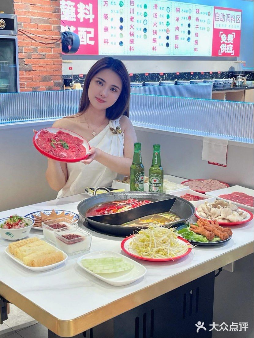 两个人吃撑了也就一百出头 这不跟朋友边吃火锅边聊天