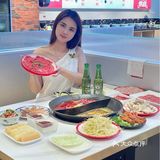 两个人吃撑了也就一百出头 这不跟朋友边吃火锅边聊天