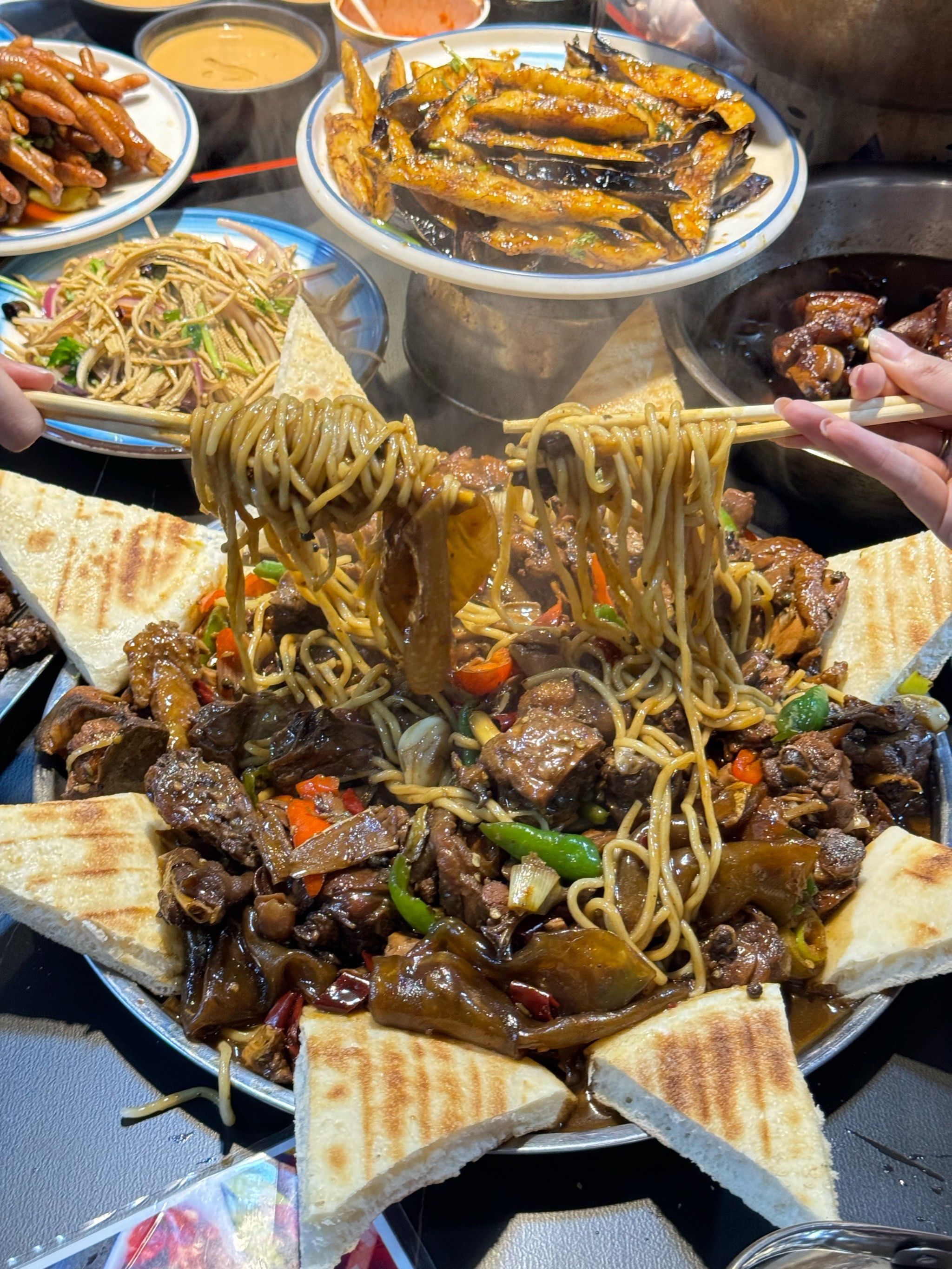 n拌上一份面条🍝真的好满足
一定要点大饼!香脆