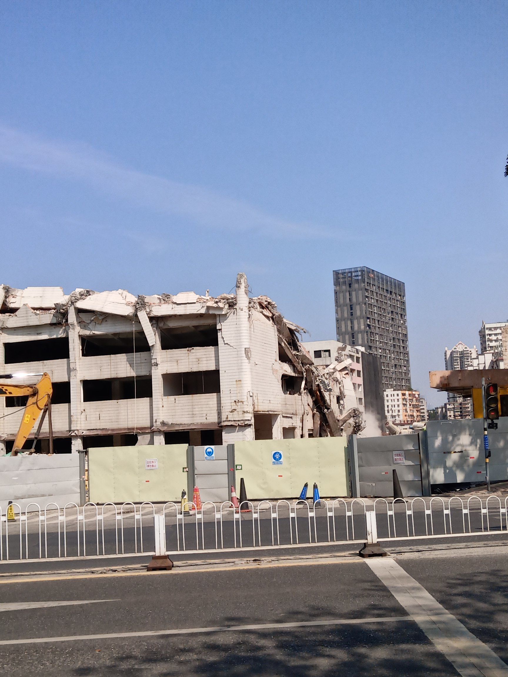 南太路大拆迁.每天都拆的烟尘滚滚.周围都