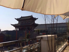 坐在同志咖啡观抚镇门.-同志木炭烤肉(古城店)