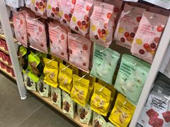 -名创优品(北京新中关购物中心地铁层店)