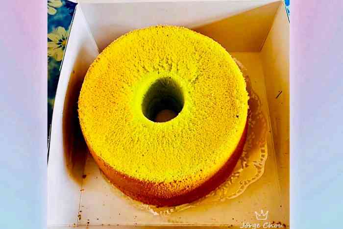 打分 斑斓蛋糕是新加坡有名的小吃,第一眼看到这抹绿还以为是抹茶味的