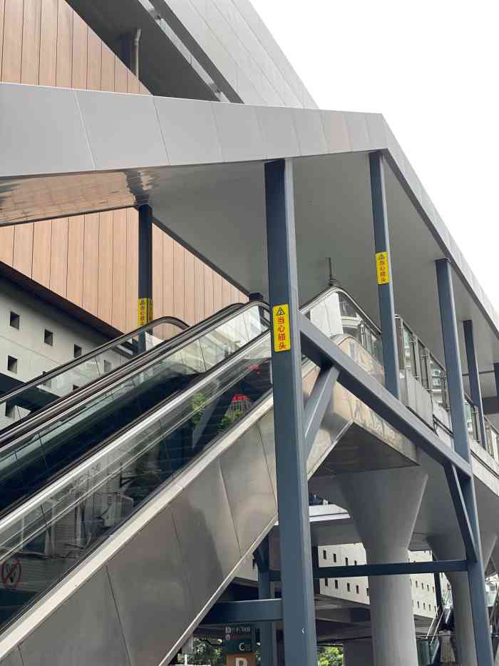 狮子坪站-"狮子坪轻轨站相对人流量比较小,车站显得很.