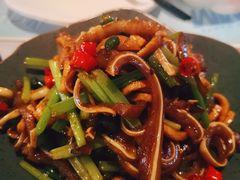 猪耳朵炒乳香干-胡桃里音乐酒馆(东区店)