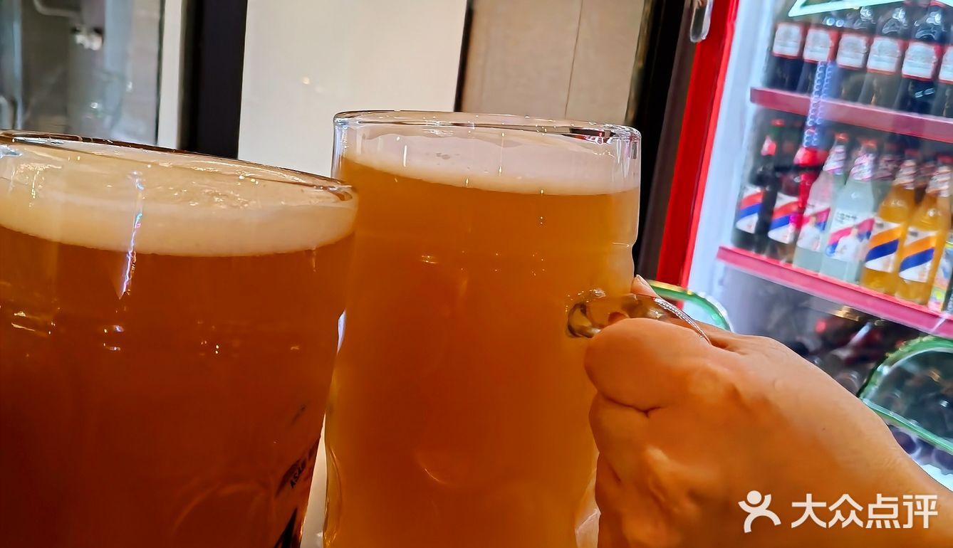 外摆、投影、潮语、出片、杰伦、精酿，这家新开烧烤店都有咯[色]