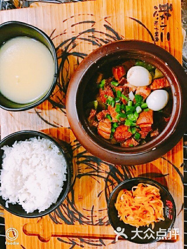 憨小二坛子焖肉米饭