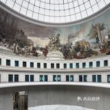 复古风与现代简约单品的搭配风潮也吹至城市建筑里！