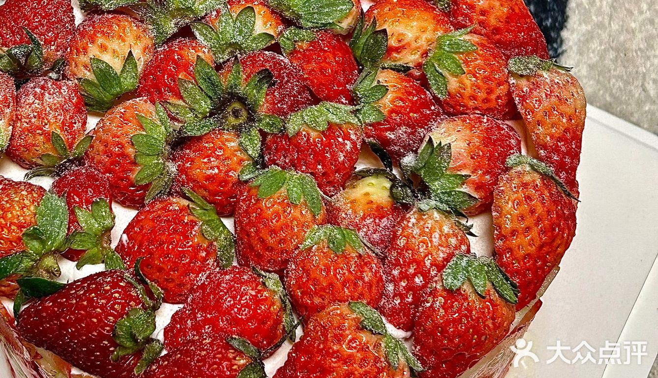 圣诞季 | 我不会是pyq最后一个吃到草莓蛋糕的人吧🍓