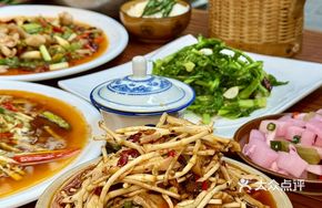Houttuin and Pig Tripe Salad